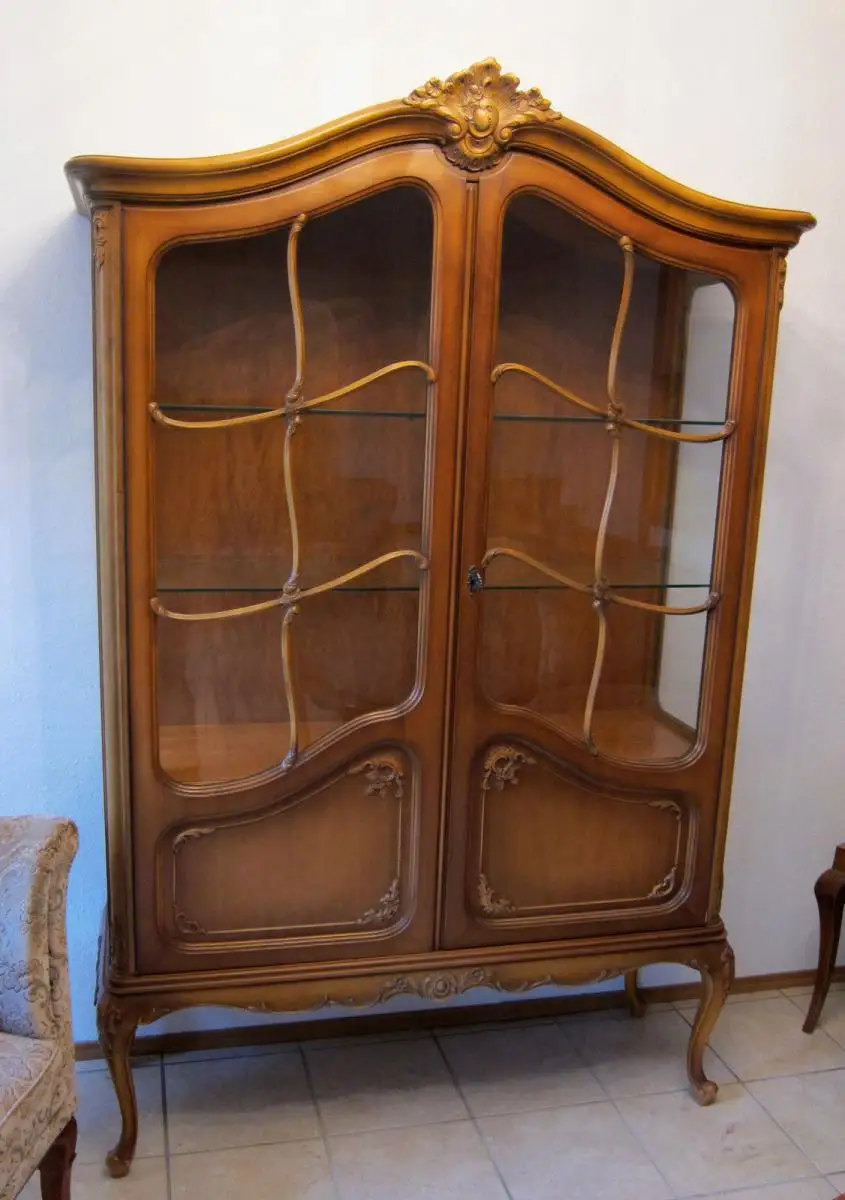 Elegante Chippendale Vitrine aus Nusbaum Antik Kolosseum 2
