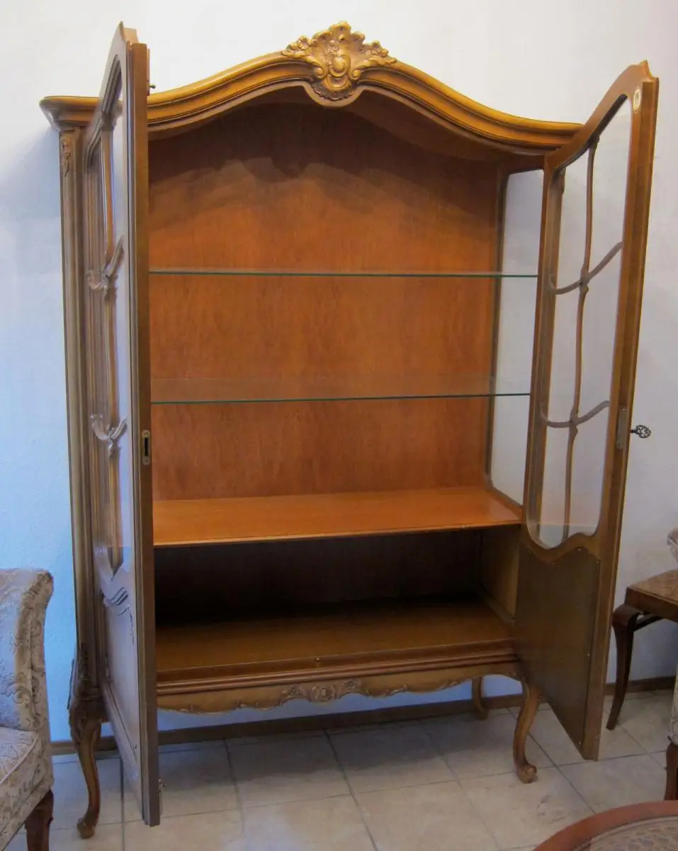 Elegante Chippendale Vitrine aus Nusbaum Antik Kolosseum 3