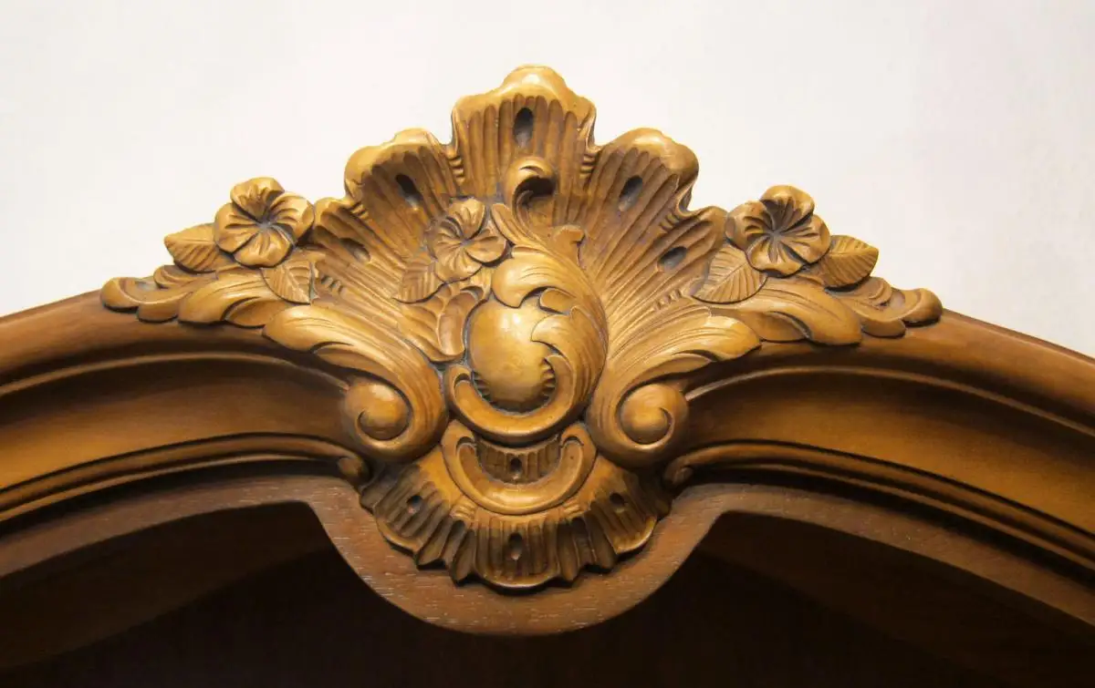 Elegante Chippendale Vitrine aus Nusbaum Antik Kolosseum 4
