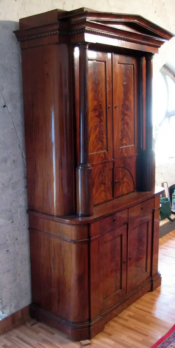 Biedermeier Mahagoni Kabinett- Schrank mit profilierten Dach Antik Kolosseum 2