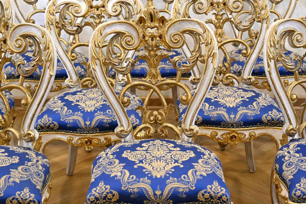 12er Stuhlsatz aus dem 19 Jahrhundert in königlicher AusstrahlungAntik Kolosseum 4