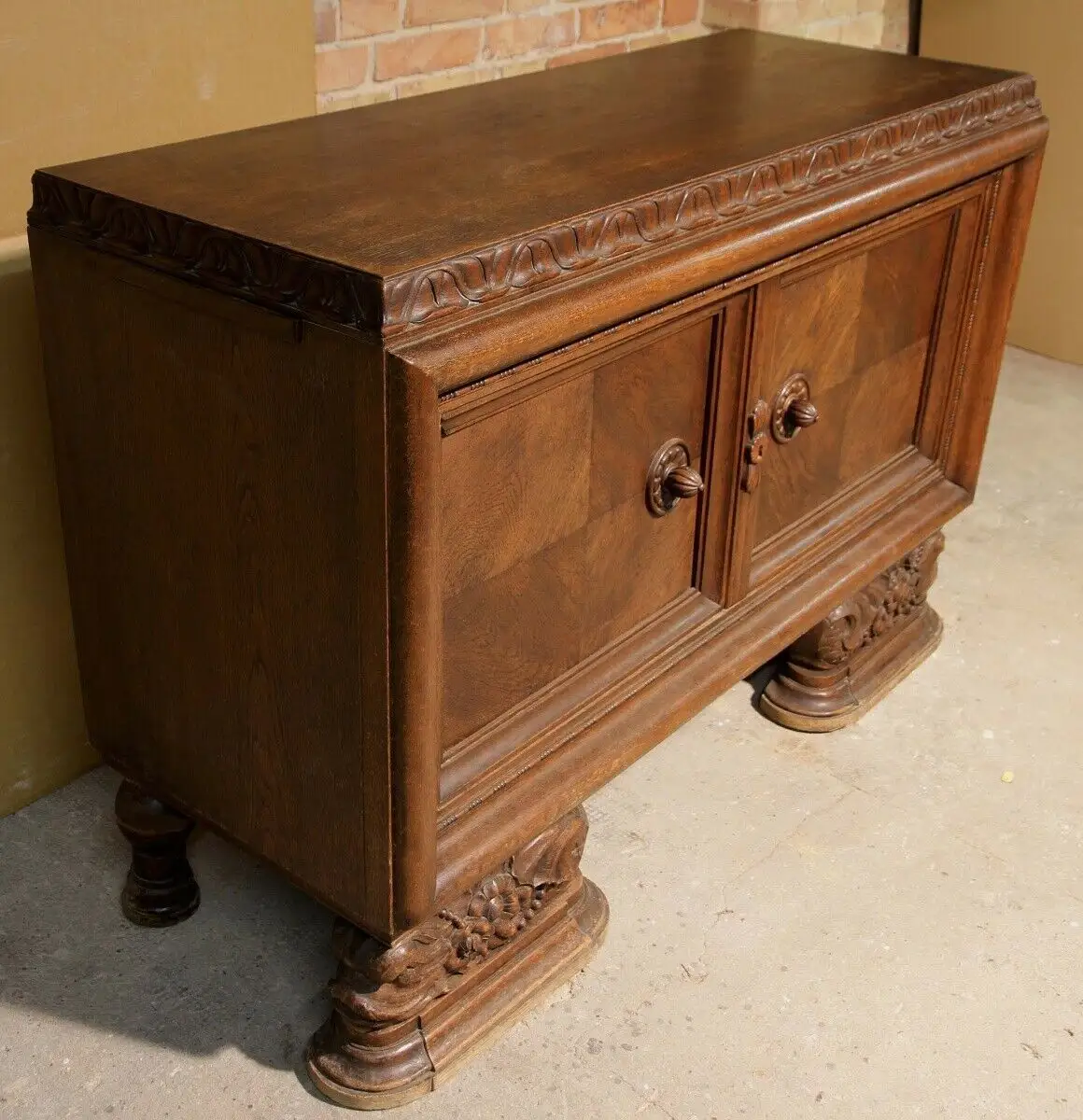 Kleines kassettiertes Sideboard gefertigt um 1900 aus Eiche Antik Kolosseum 1