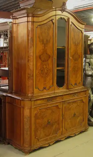 Neobarock Nussbaum Kabinettschrank mit kunstvollen Beschlägen Antik Kolosseum