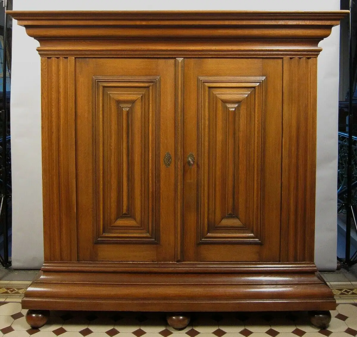 Original Frankfurter Wellenschrank aus massiver Eiche Antik Kolosseum 1