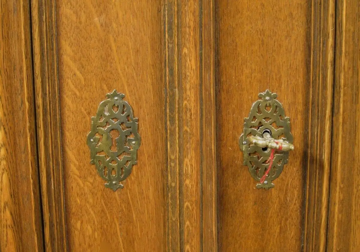 Original Frankfurter Wellenschrank aus massiver Eiche Antik Kolosseum 10