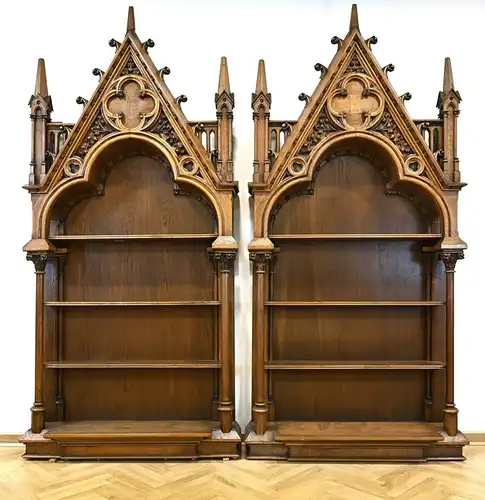 Zwei Bücherregale aus dem Historismus mit gotischen Elementen Antik Kolosseum