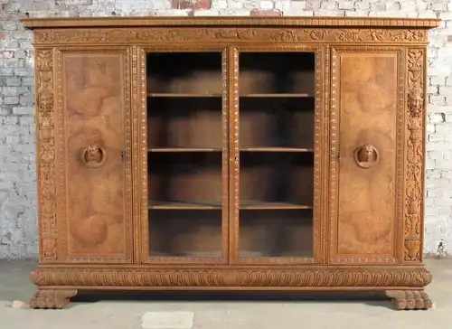 Neorenaissance Nussbaum Bücherschrank mit eindrucksvollem FurnierAntik Kolosseum