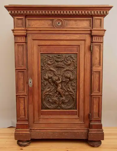 Zauberhafter kleiner Gründerzeit Kabinettschrank aus Nussbaum Antik Kolosseum