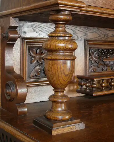 Gründerzeit Buffet in Eiche mit ornamentalen Schnitzwerk Antik Kolosseum