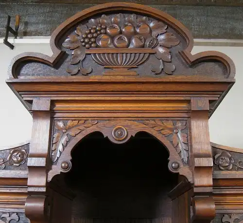 Gründerzeit Buffet in Eiche mit ornamentalen Schnitzwerk Antik Kolosseum