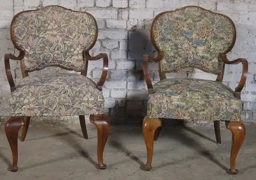 Zwei formschöne Sessel mti geschwungenen Beinen aus dem Art Deco Antik Kolosseum