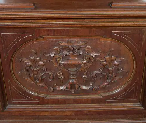 Gründerzeit Vitrine mit Vollsäulen aus Nussbaum gefertigt um 1900Antik Kolosseum