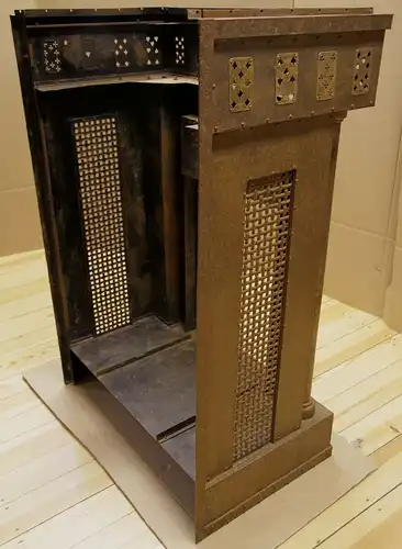 Einzigartiger Art Deco Kamin aus Metal mit Spielkartenmotiven Antik Kolosseum