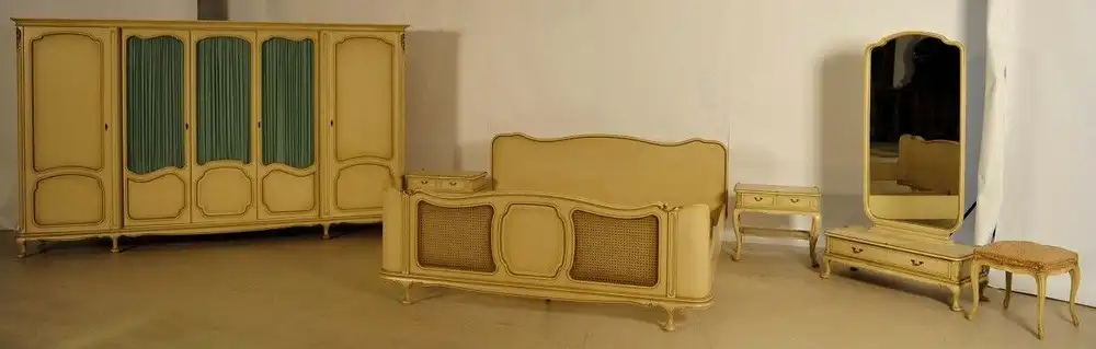 Sechteiliges Chippendale Schlafzimmer aus Buchenholz Antik Kolosseum 0