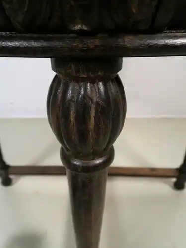 Runder Gründerzeit Tisch mit vier plastischen Köpfen Antik Kolosseum