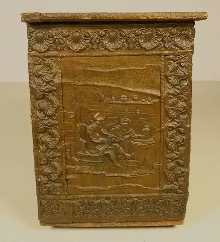Truhe mit Blechbeschlagwerk / schönen Reliefs Antik Kolosseum