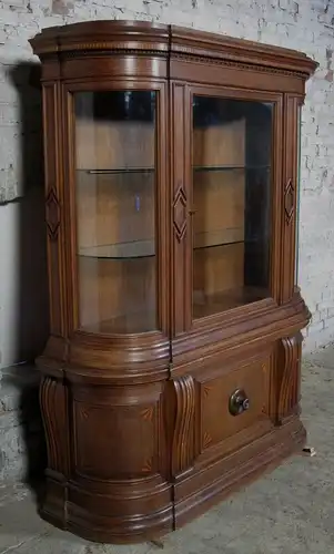 Dreiseitig verglaste Vitrine gefertigt um 1910 aus Eichenholz Antik Kolosseum