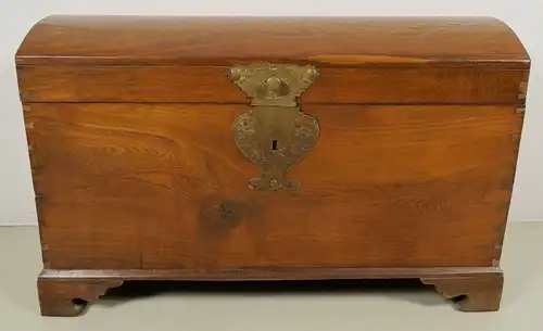 Runddeckel- Truhe gefertig um 1870 mit schönen Beschlägen Antik Kolosseum