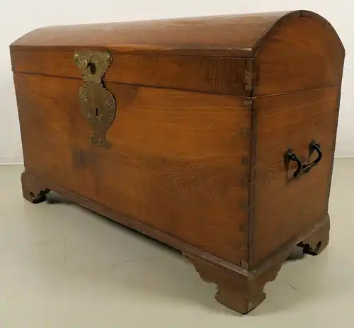 Runddeckel- Truhe gefertig um 1870 mit schönen Beschlägen Antik Kolosseum