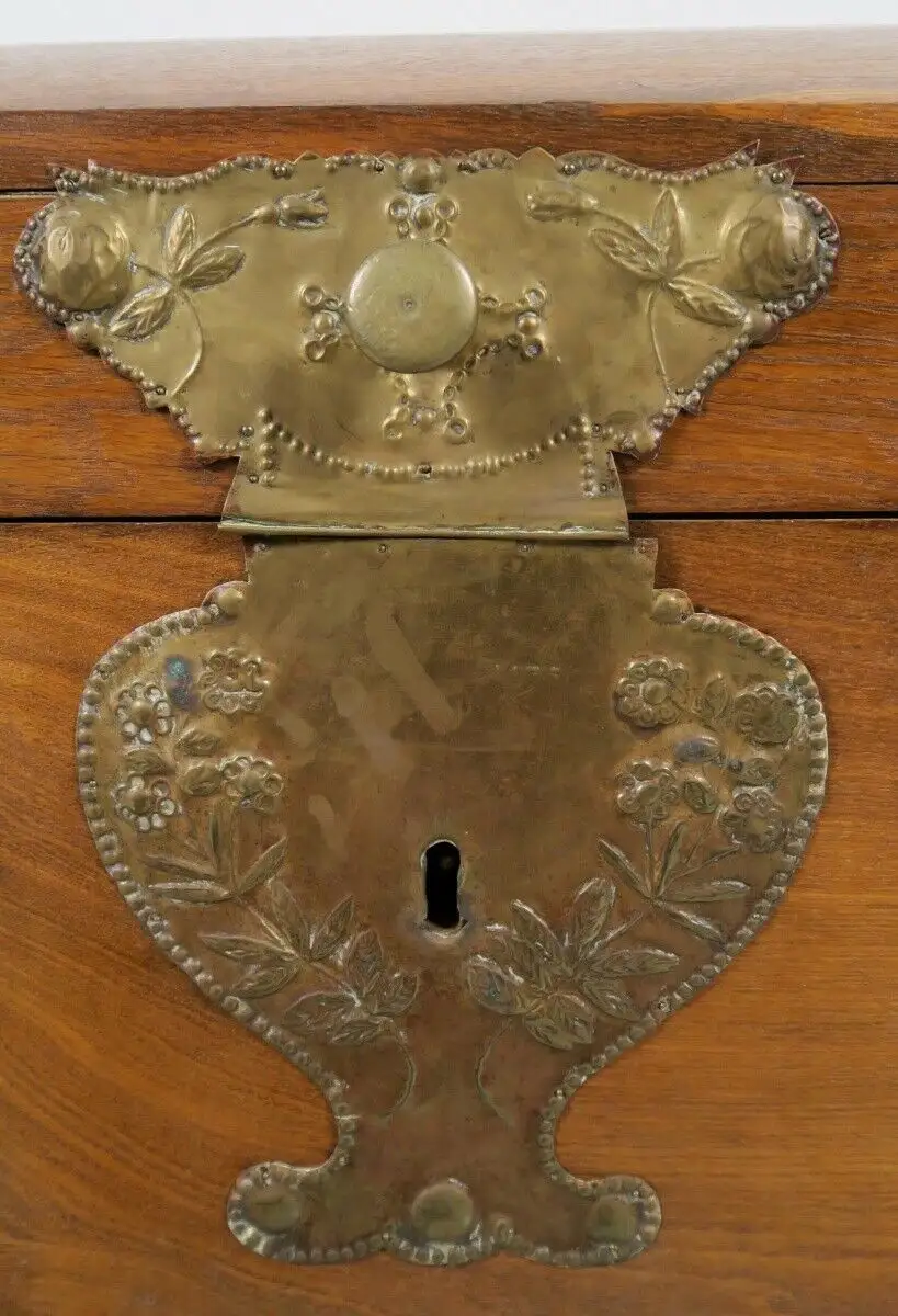 Runddeckel- Truhe gefertig um 1870 mit schönen Beschlägen Antik Kolosseum 5