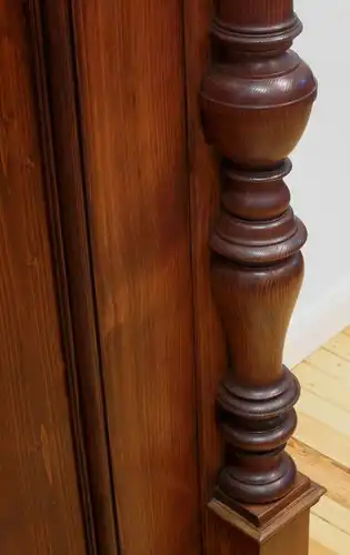Restaurierter eintüriger Gründerzeit Dielenschrank aus Weichholz Antik Kolosseum