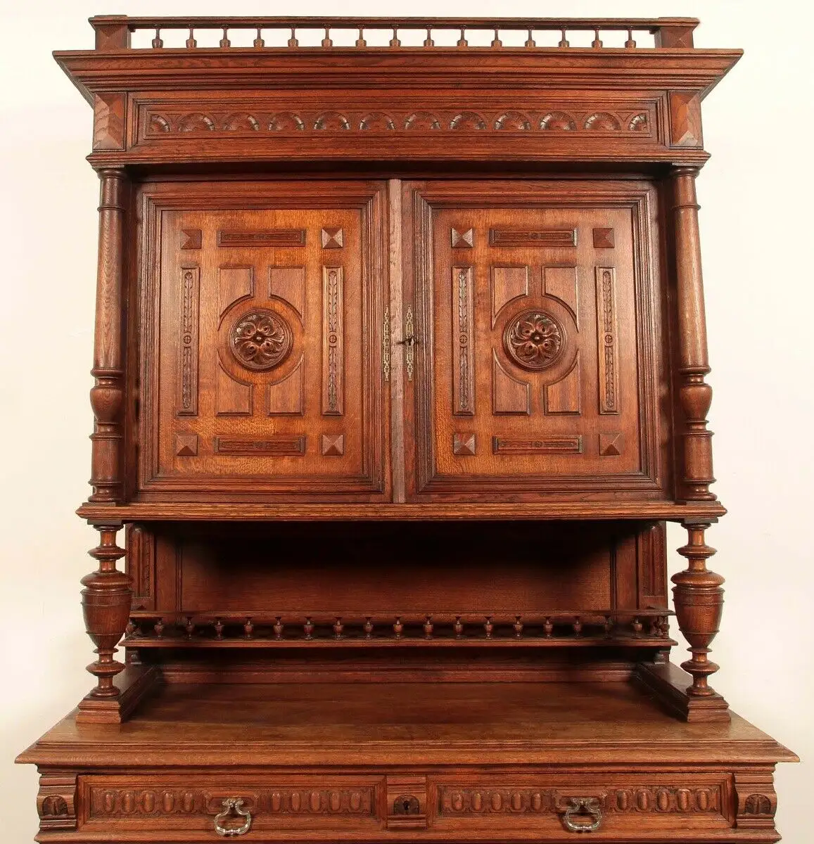 Schönes Gründerzeit Buffet mit Galerie gefertigt um 1900 Antik Kolosseum 3