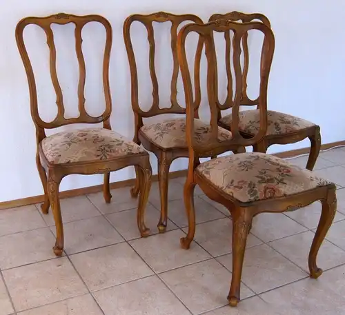 Vier Stühle im Chippendale Stil mit geschwungenen Beinen Antik Kolosseum