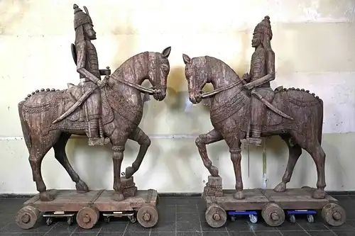 Zwei monumentale, lebensgroß geschnitzte Reiter zu Pferd Antik Kolosseum