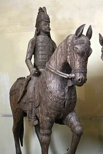 Zwei monumentale, lebensgroß geschnitzte Reiter zu Pferd Antik Kolosseum