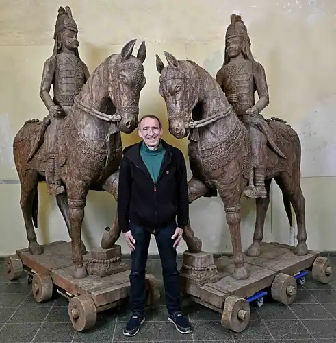 Zwei monumentale, lebensgroß geschnitzte Reiter zu Pferd Antik Kolosseum