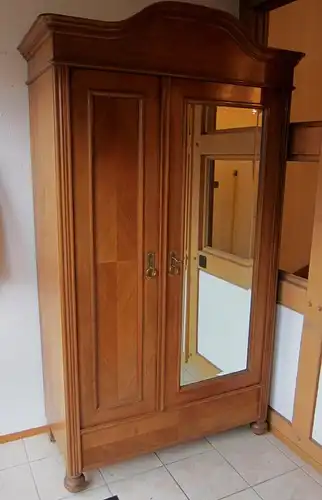 Schöner Jugendstil Dielenschrank aus Nussbaum Antik Kolosseum