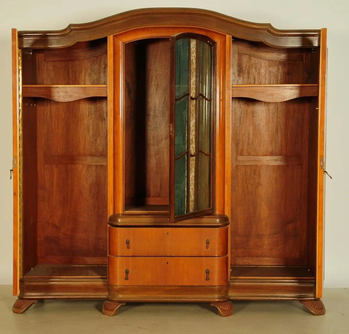 Ausdrucksstarker Jugendstil Kleiderschrank aus Kirschholz Antik Kolosseum 2