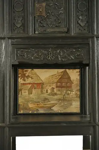 Neogotischer Kabinettschrank aus Eiche mit schönen Schnitzereien Antik Kolosseum