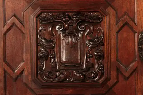 Eleganter Eiche Kabinettschrank aus dem Historismus Antik Kolosseum
