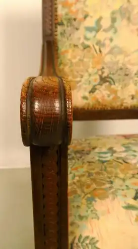 Formschöner Eiche Armlehner mit heller Polsterung gefertigt Antik Kolosseum