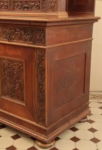 Monumentales Nussbaum Gründerzeit Buffet mit Vollsäulen um 1900 Antik Kolosseum