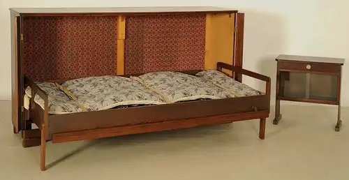 Praktisches Sideboard mit ausklappbaren Bett aus den 50er Jahren Antik Kolosseum