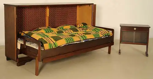 Praktisches Sideboard mit ausklappbaren Bett aus den 50er Jahren Antik Kolosseum