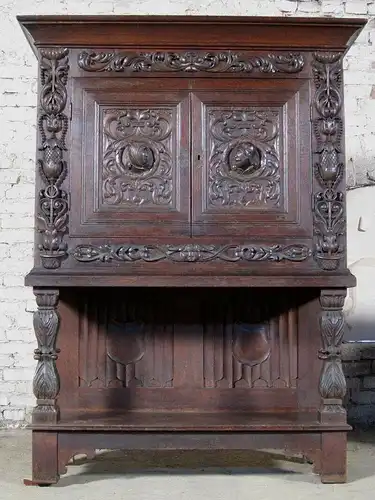 Kabinettschrank aus dem Historismus mit gotischen Merkmalen Antik Kolosseum