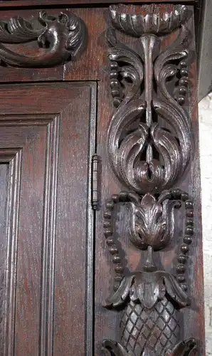 Kabinettschrank aus dem Historismus mit gotischen Merkmalen Antik Kolosseum