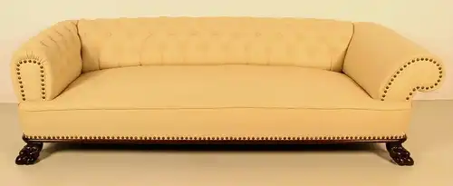 Restauriertes Neorenaissance Sofa mit Chesterfield Polsterung Antik Kolosseum