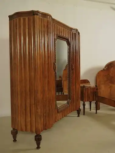 Schönes 9-teiliges Art Deco Schlafzimmer aus Nussbaum Antik Kolosseum