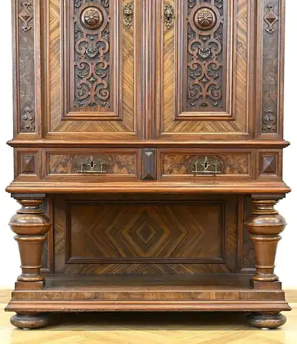 Restaurierter Kabinettschrank aus der Gründerzeit aus Nussbaum Antik Kolosseum