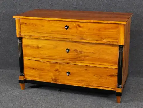 Biedermeier Kommode aus massiv Nußbaum, um 1840, Schellack handpoliert