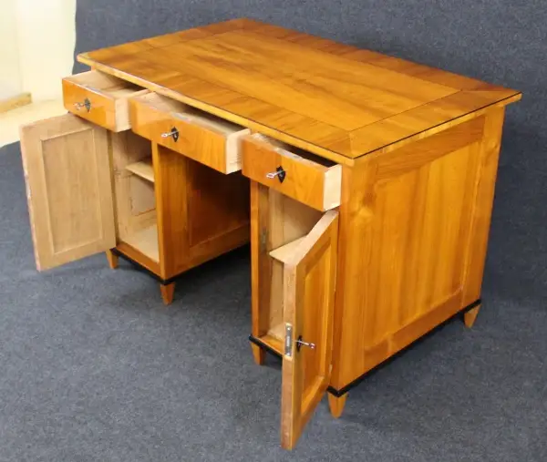 Biedermeier Schreibtisch aus Kirschbaum, um 1840, Schellack handpoliert 2