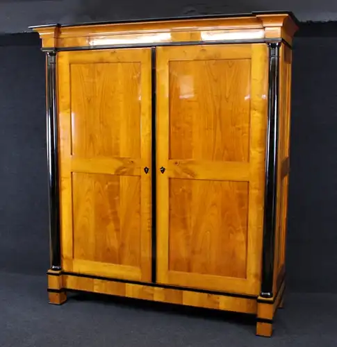 Biedermeier Schrank aus Kirschbaum, um 1820, Schellack handpoliert