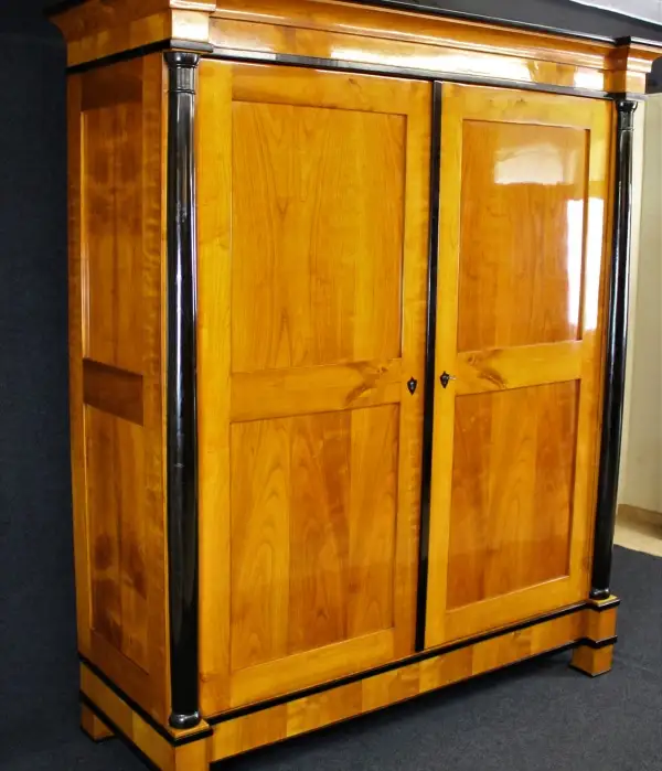 Biedermeier Schrank aus Kirschbaum, um 1820, Schellack handpoliert 2