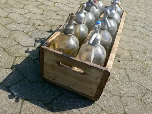 10 Sodaflaschen Siphon Glas in  Kiste Industrie Design um 1930 Jhd.