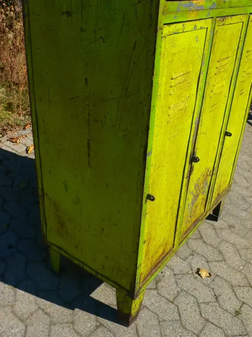 Spind Spint Eisen Metall Blechmöbel antik im Original Look um 1930 Jhd. 11