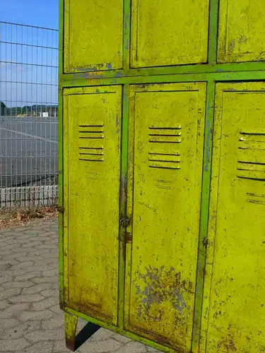Spind Spint Eisen Metall Blechmöbel antik im Original Look um 1930 Jhd.